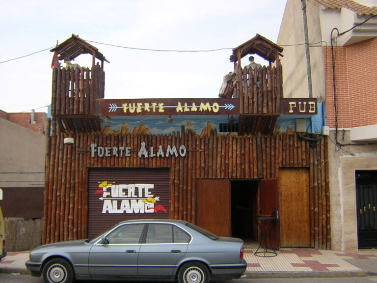 Fachada de un local decorada y rotulada a medida