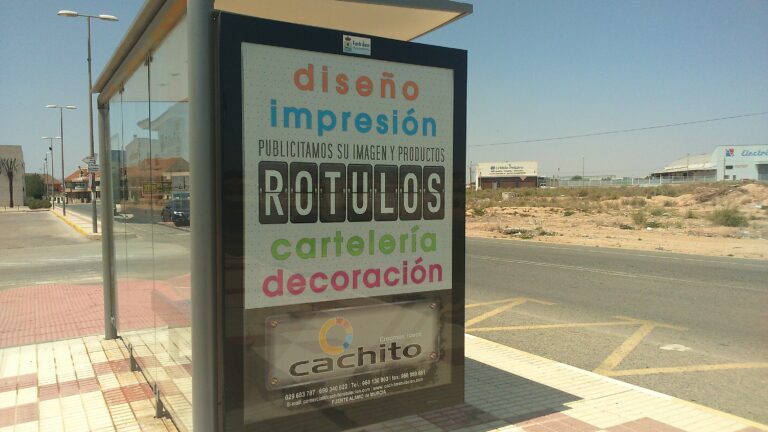 Tótem publicitario con varios rótulos de empresas