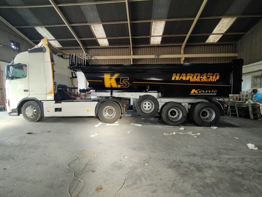 Cabeza tractora y remolque en la nave del taller