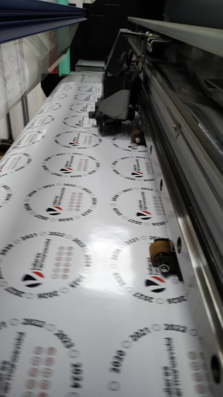 Plóter de impresión imprimiendo vinilos con logotipos