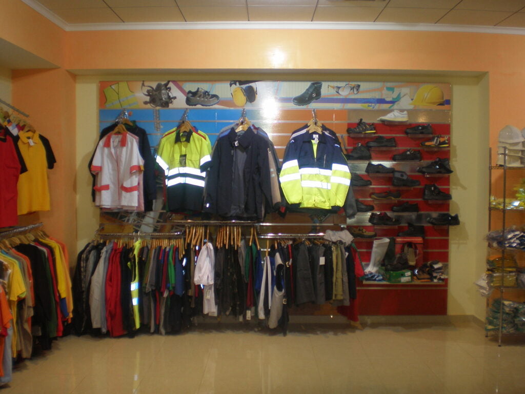 Interior de la tienda de ropa laboral con prendas colgadas