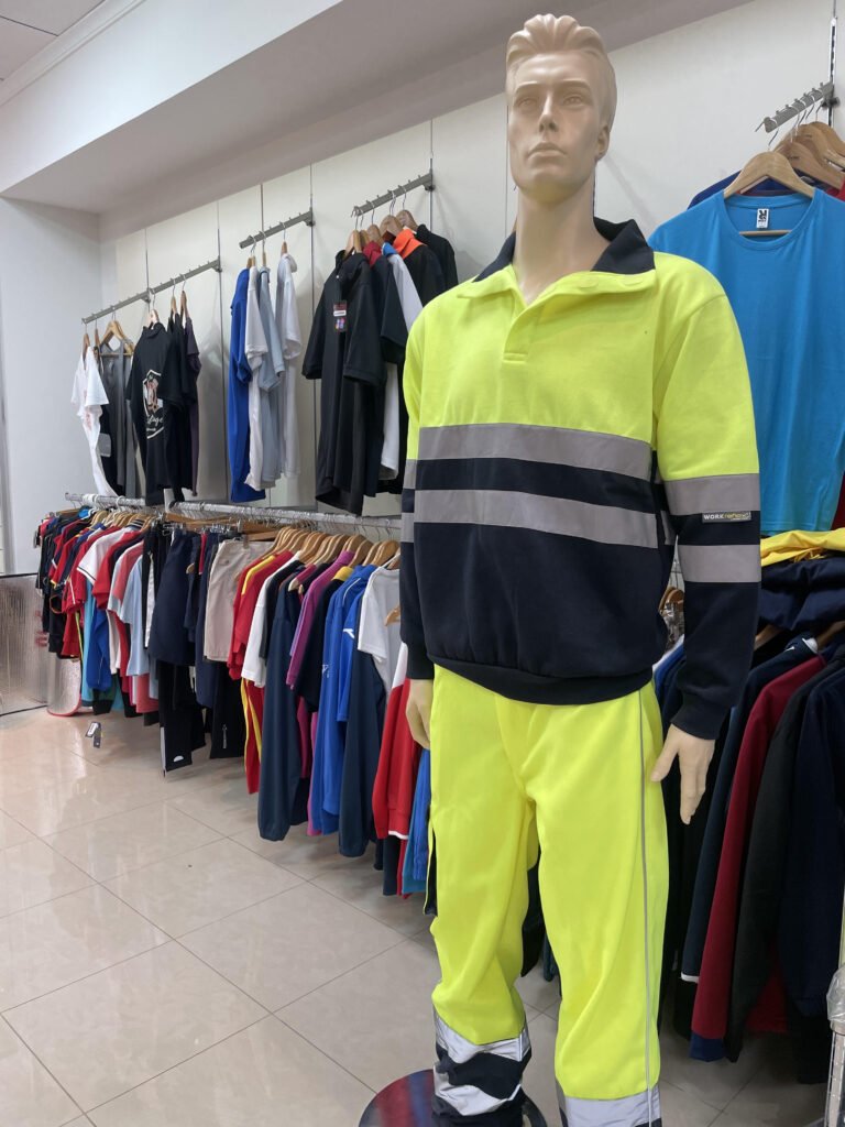 Maniquí con buzo de trabajo de alta visibilidad en la tienda
