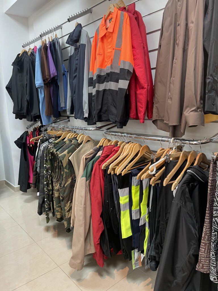 Percheros con chaquetas de trabajo y prendas de alta visibilidad